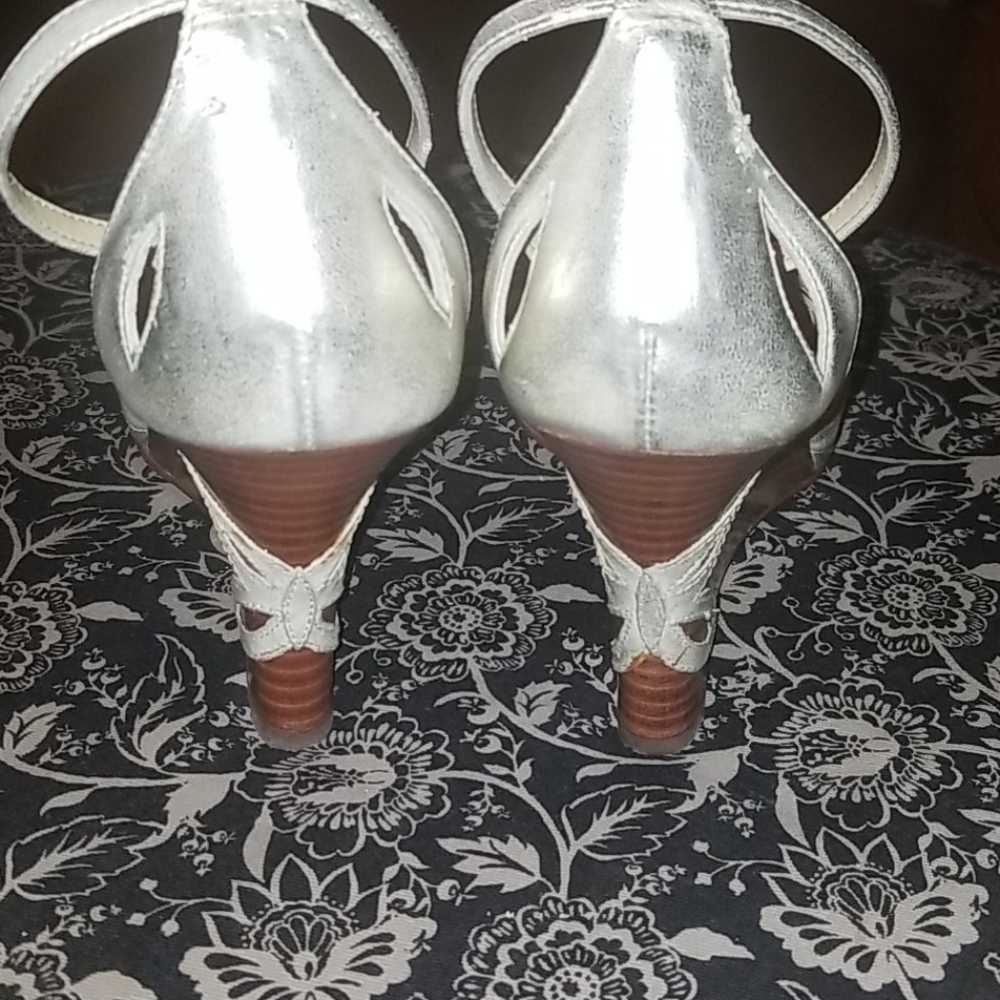 Butterfly wedge heel